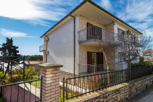 Apartment Lory with a sea view near the beach