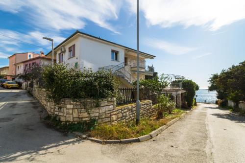 Apartment Lory with a sea view near the beach