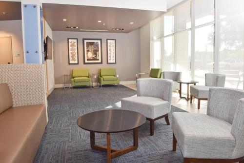 Holiday Inn Express and Suites Orlando - Lake Nona Area By IHG - 숙소 외관