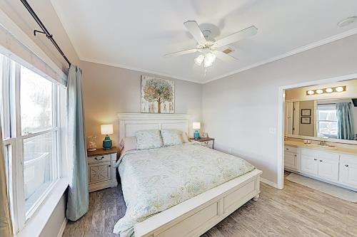 New Listing! Chic West Beach Condo with Pool condo - image 8