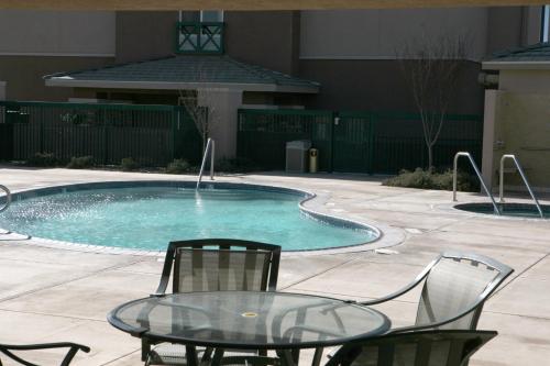 Swimming pool, Holiday Inn Express Tehachapi in Tehachapi (CA)