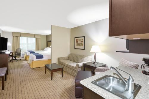 Holiday Inn Express & Suites Madison-Verona, an IHG Hotel