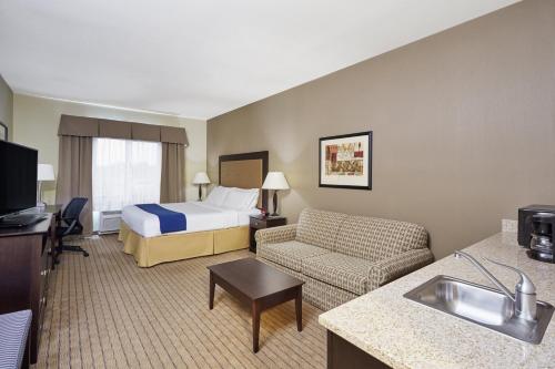 Holiday Inn Express & Suites Madison-Verona, an IHG Hotel