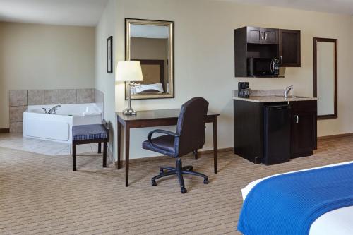 Holiday Inn Express & Suites Madison-Verona, an IHG Hotel