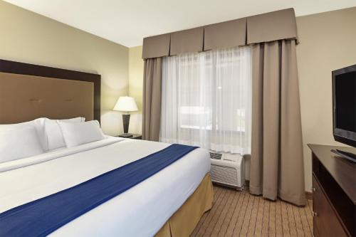 Holiday Inn Express & Suites Madison-Verona, an IHG Hotel