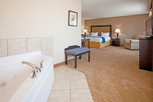 Holiday Inn Express & Suites Madison-Verona, an IHG Hotel