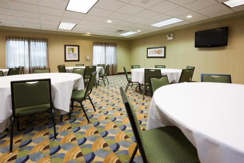 Holiday Inn Express & Suites Madison-Verona, an IHG Hotel