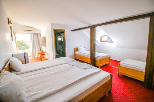 1 king bed, 2 twin beds