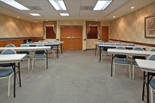 Holiday Inn Express Hotel & Suites Tucson Mall an IHG Hotel - image 2