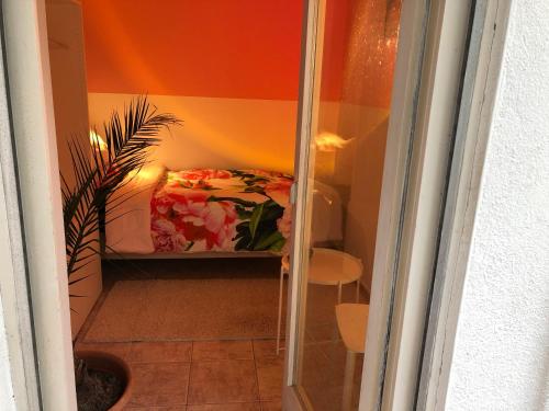 In Mainstockheim mit Balkon, Kamin, 50 Schritte zu Radweg, ideal for Long Stay, 4 Singles in Single 3.7km von Dettelbach entfernt