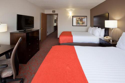 Holiday Inn Express & Suites Bloomington West