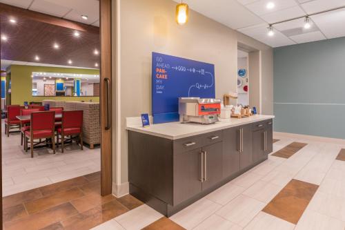 Holiday Inn Express & Suites Lake Havasu - London Bridge an IHG Hotel - image 9