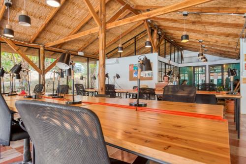 Бізнес Центр, Socialtel Santa Teresa South in Санта Тереза