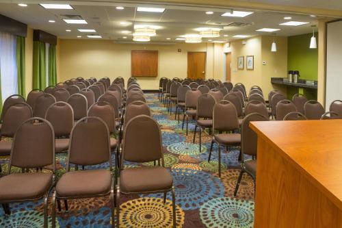 Holiday Inn Express Hotel & Suites Jacksonville Airport an IHG Hotel - image 2