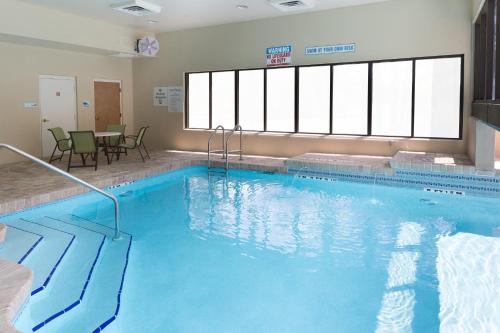 홀리데이 인 익스프레스 호텔 앤 스위트 잭슨빌 에어포트 바이 IHG - 수영장