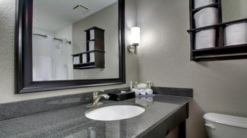 Holiday Inn Express & Suites Jackson Downtown - Coliseum an IHG Hotel - image 7
