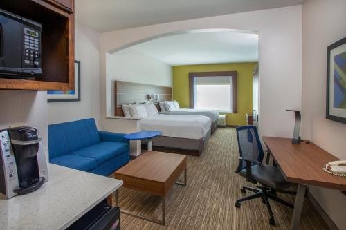 Holiday Inn Express Hotel and Suites Texarkana an IHG Hotel - main image