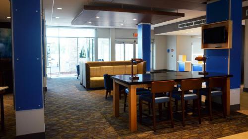 Holiday Inn Express & Suites - Jacksonville W - I295 and I10, an IHG Hotel