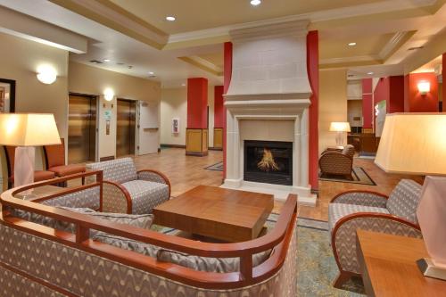 Lobby, Holiday Inn Hotel & Suites Bakersfield in Bakersfield (CA)