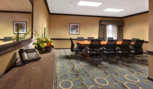 . Holiday Inn & Suites Spring - The Woodlands