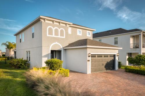 Remarkable Home near Disney with Water Park Included by Rentyl - 7705F in Orlando, USA