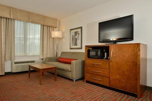 Holiday Inn Express Boston/Milford Hotel, an IHG Hotel