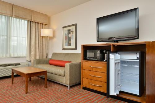 Holiday Inn Express Boston/Milford Hotel, an IHG Hotel