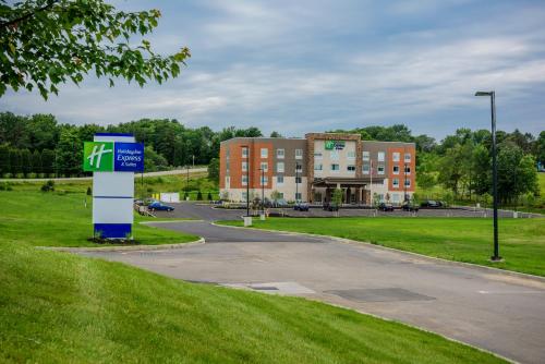 Holiday Inn Express & Suites Jamestown