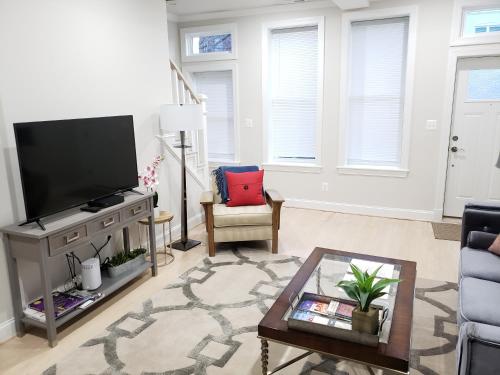 Spacious & Bright home In Bloomingdale/ Truxton DC thumb 4