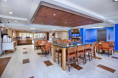 Holiday Inn Express Hotel & Suites Jacksonville-South