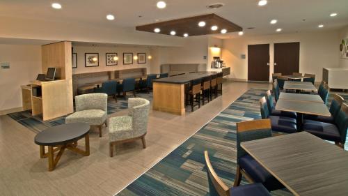 Holiday Inn Express & Suites Evansville North, an IHG Hotel