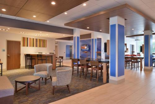 Экстерьер, Holiday Inn Express & Suites Omaha Airport in Картер Лейк (Айова)