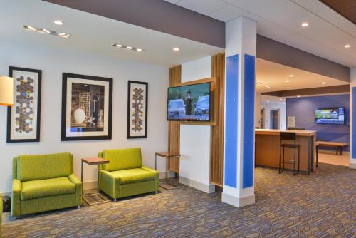 Holiday Inn Express & Suites Omaha Airport, an IHG Hotel