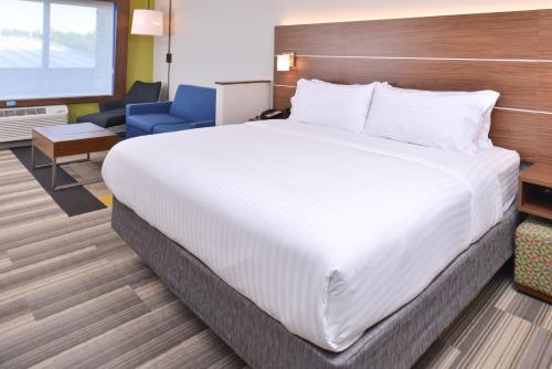 Holiday Inn Express & Suites Omaha Airport, an IHG Hotel