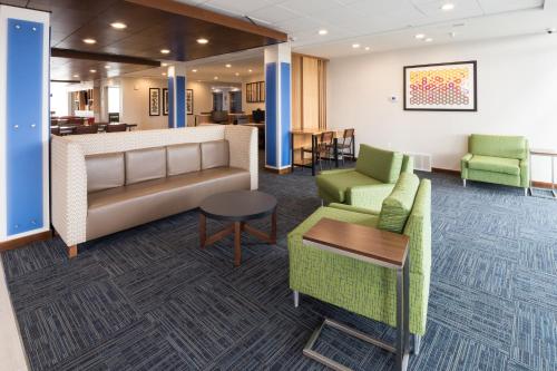 Holiday Inn Express & Suites - Auburn an IHG Hotel - main image