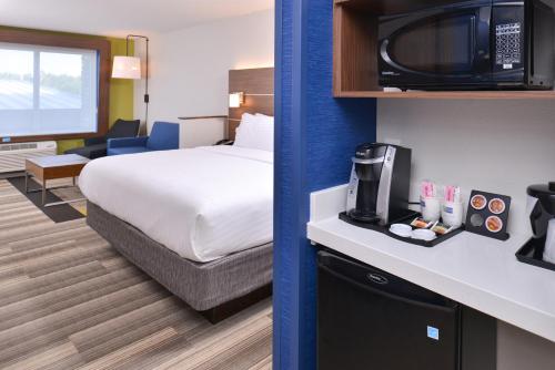 Holiday Inn Express & Suites Omaha Airport, an IHG Hotel