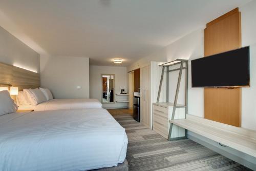 2 queen beds, 1 sofa bed