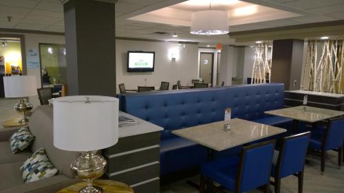 Holiday Inn Express & Suites Fayetteville University of Arkansas Area by IHG in Fayetteville, USA