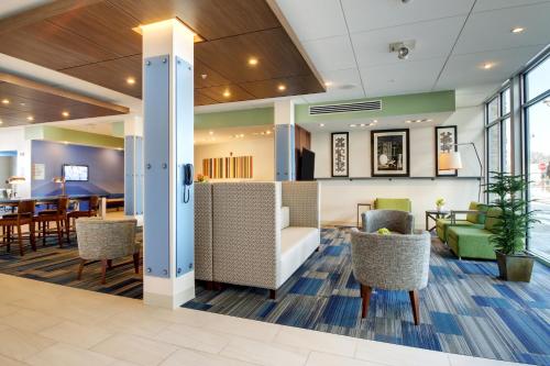 Holiday Inn Express & Suites Galesburg, an IHG Hotel