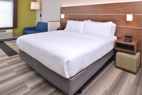 Holiday Inn Express & Suites Omaha Airport, an IHG Hotel