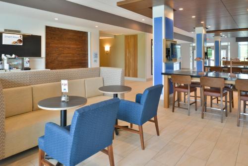 Holiday Inn Express & Suites Omaha Airport, an IHG Hotel