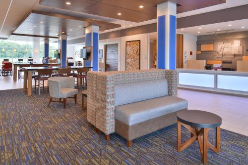 Holiday Inn Express & Suites Omaha Airport, an IHG Hotel