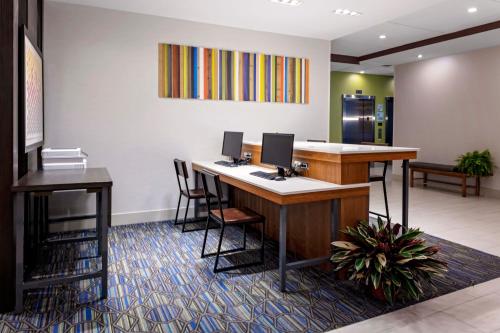 Holiday Inn Express & Suites - Madison