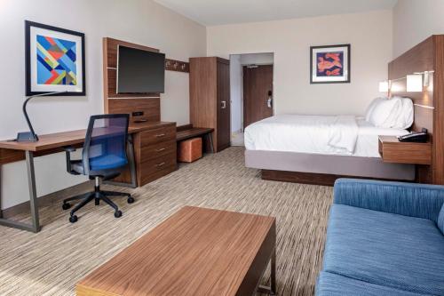 Holiday Inn Express & Suites - Madison