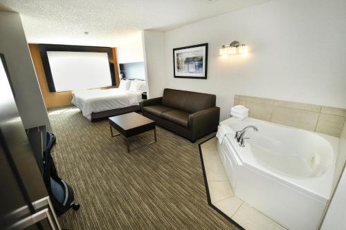 Holiday Inn Express Hotel & Suites Grand Forks an IHG Hotel - image 3