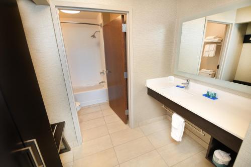 Holiday Inn Express Hotel & Suites Grand Forks