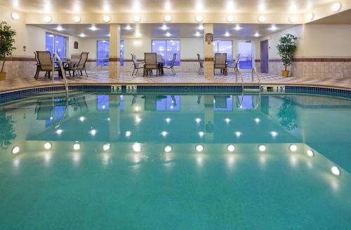 Holiday Inn Express Hotel & Suites Grand Forks