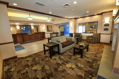 Holiday Inn Express Hotel & Suites Grand Forks