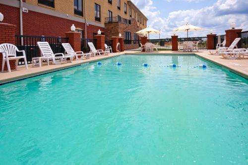수영장, 홀리데이 인 익스프레스 호텔 앤 스위트 그린빌 바이 IHG (Holiday Inn Express Hotel & Suites Greenville By IHG) in 그린빌 (AL)