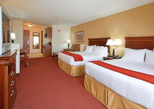 2 queen beds